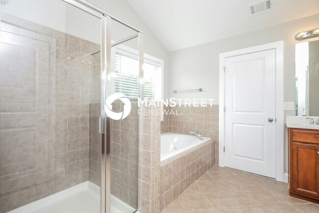 Building Photo - 4 Bedroom Pet-Friendly Home in Douglasville, GA with Main Street Renewal