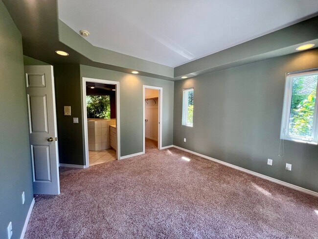 Building Photo - Beautiful 3-Bed 3-Bath home on Semiahmoo G...