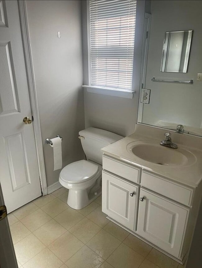 Building Photo - Beautiful two story home in the Ashbrook C...