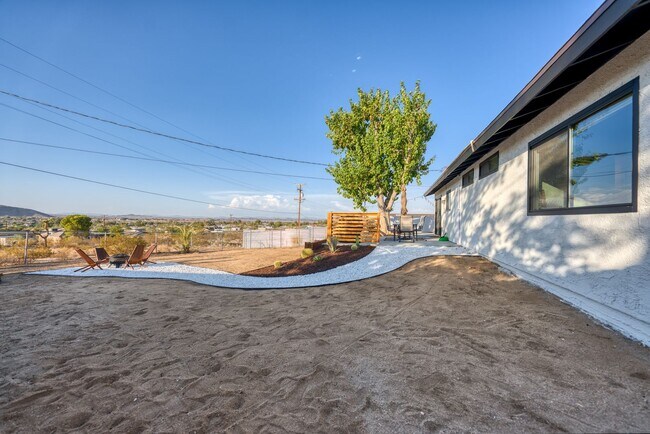 Building Photo - Fully Furnished 3 bedroom home where elegance meets cozy!