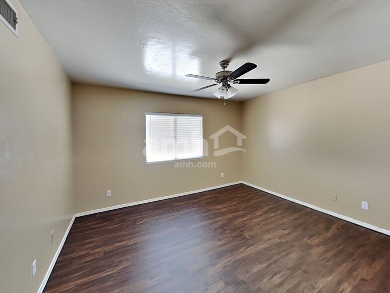 Building Photo - 501 W Placita Durango