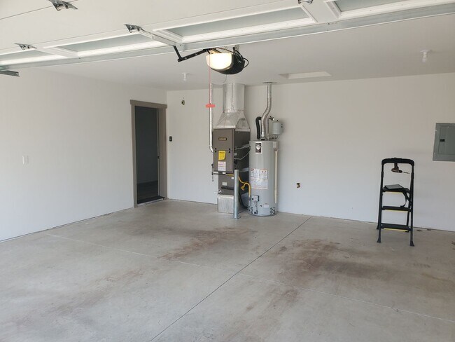 Building Photo - 1545 SW Kalama Ave