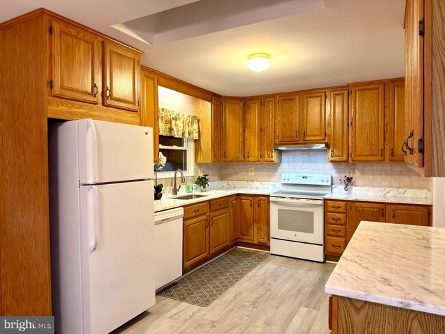 Building Photo - 905 W Poplar Rd