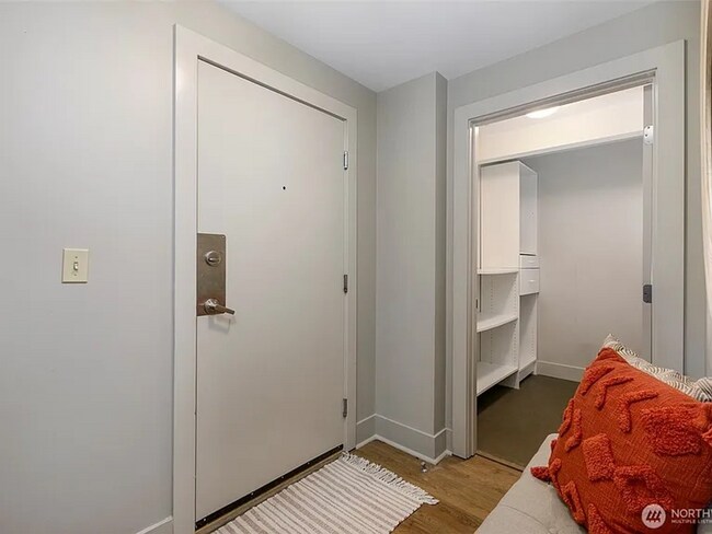 Building Photo - Spacious 2 bedroom 2 bath condo with parki...