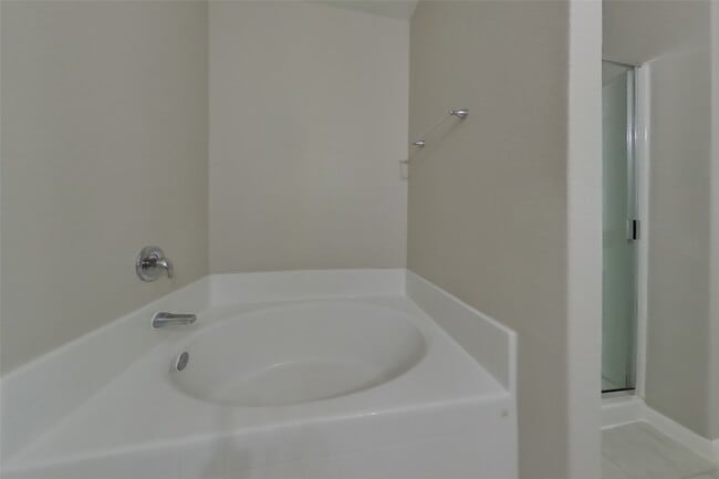 Building Photo - 916 American Monarch Dr