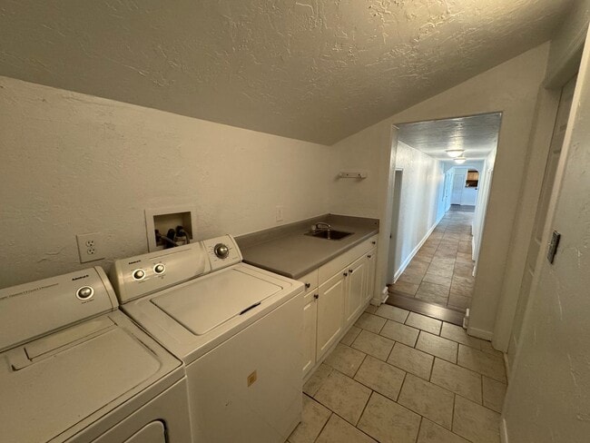 Building Photo - GORGEOUS! 5 Bedroom, 3 Bathroom Home in Deland!