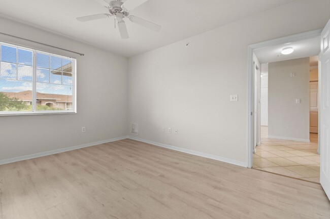 Building Photo - Stylish and luxurious 1-bedroom, 1-bath co...
