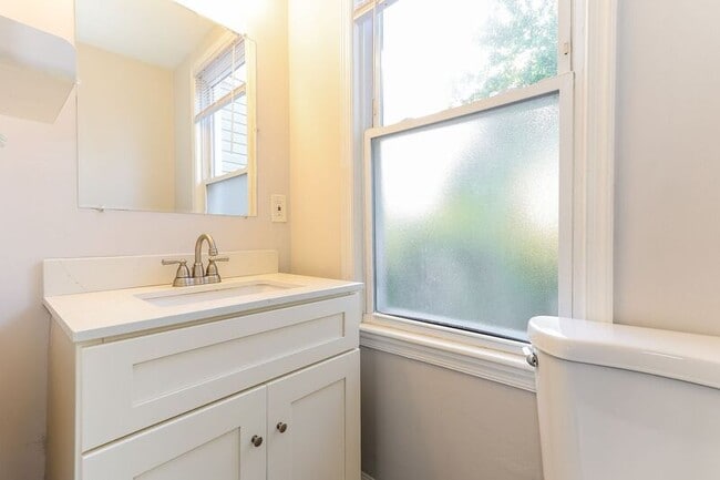 Building Photo - 551 Summit St