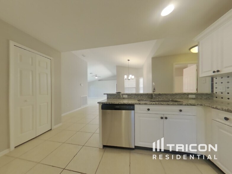 Building Photo - 2740 Begonia Terrace
