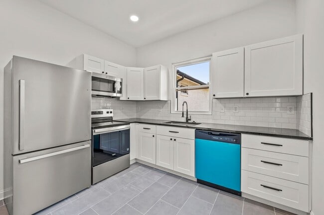 Building Photo - 512 Granville Dr SW