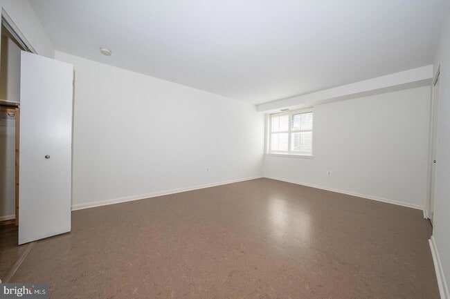 Building Photo - 1640 Oakwood Dr