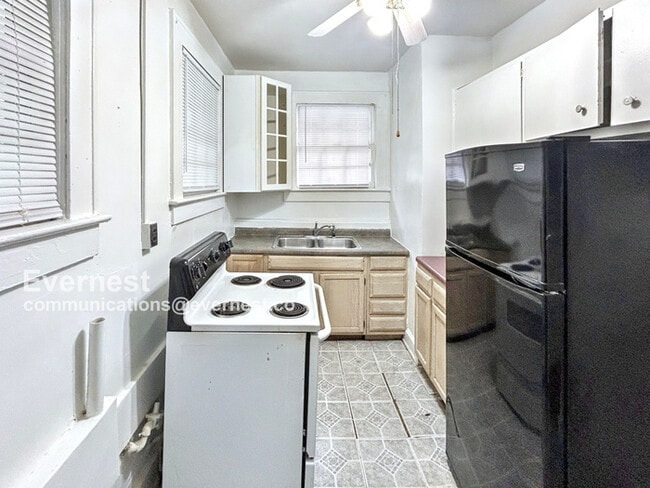 Building Photo - 904 3rd St W
