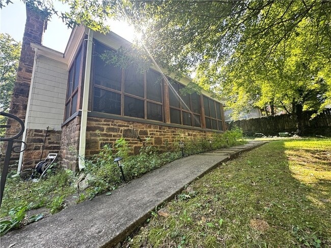 Building Photo - 610 N Olive Ave