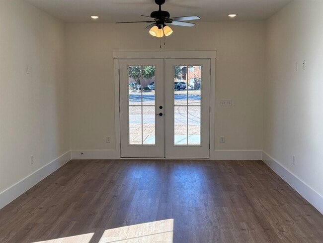 Building Photo - 614 Collins St