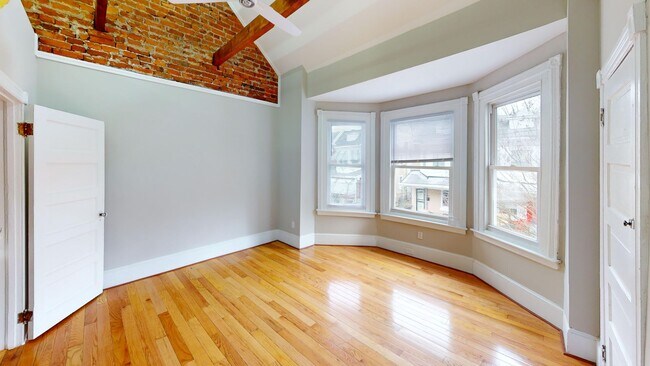 Building Photo - Cozy