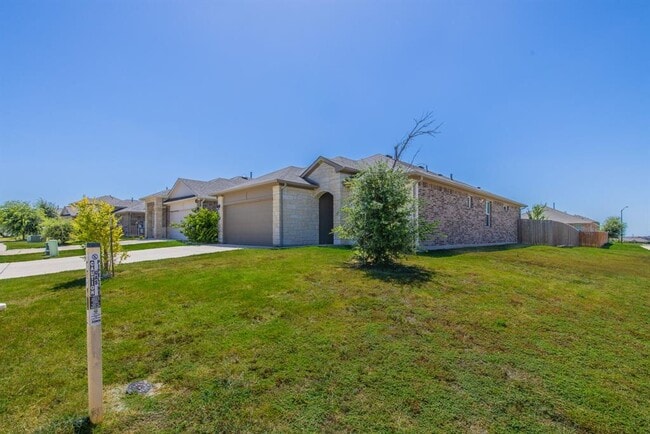 Building Photo - 225 Baum Dr