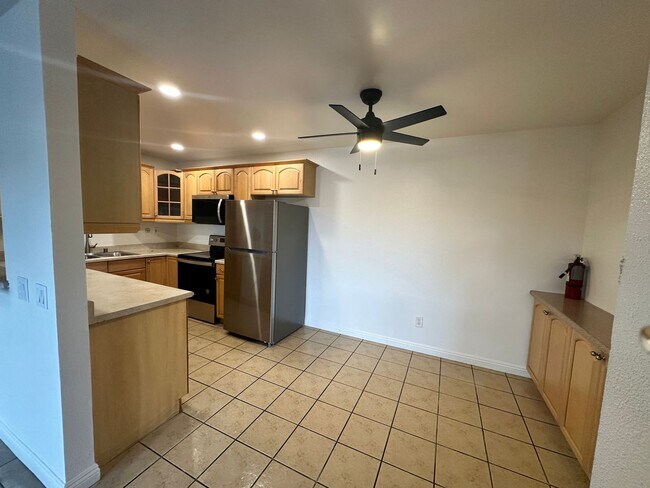 Building Photo - Available Now! 3 bed/ 2 bath condo