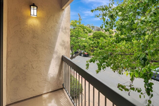 Building Photo - Stunning Bay Ho Townhome with Resort-Style...