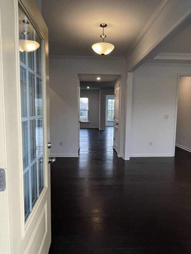 Building Photo - Large, Newer 4 Bedroom + Office and Loft i...