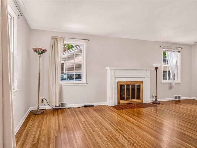 Building Photo - 82 Clovercrest Dr