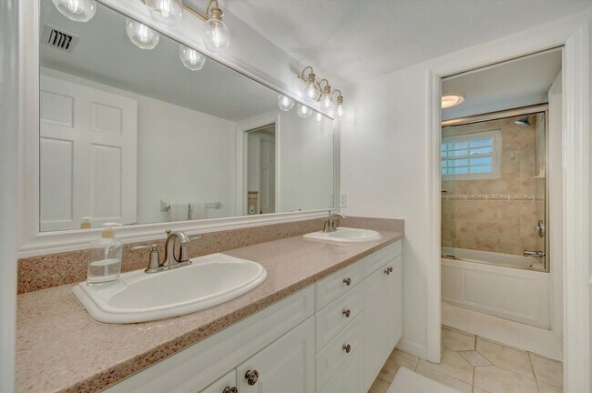Building Photo - Luxury 5 Bed/4 Bath Pool Home on a Golf Course in Central Sarasota