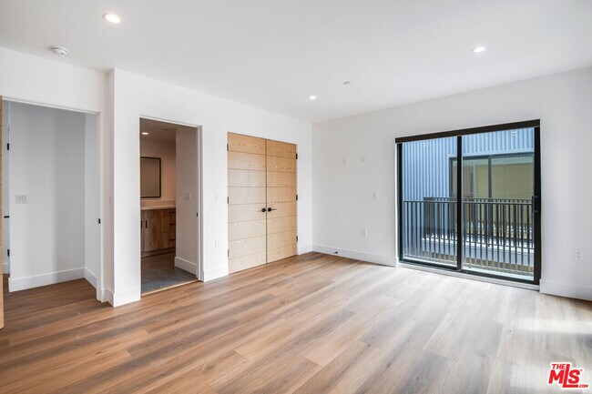 Building Photo - 354 1/2 Newland St