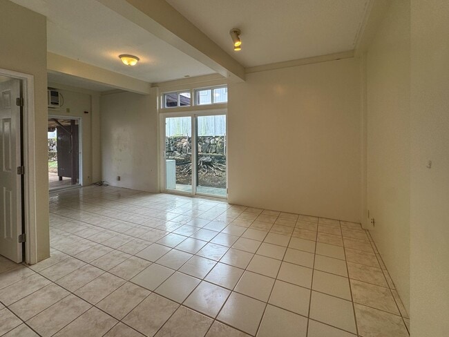 Building Photo - STUDIO/1BA/2PKG. High Ceilings, Shared Yar...