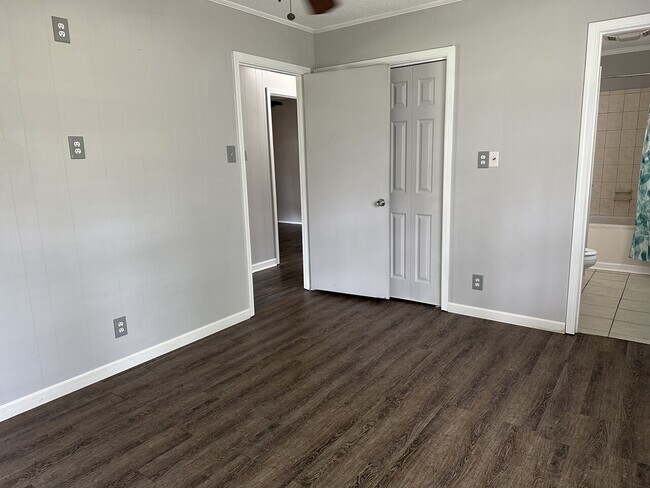 Building Photo - 107 Lake Dr