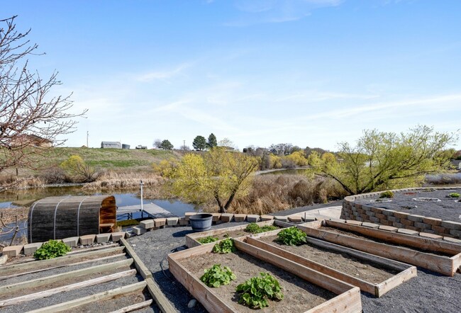 Building Photo - Lakefront Home in Cascade Valley
