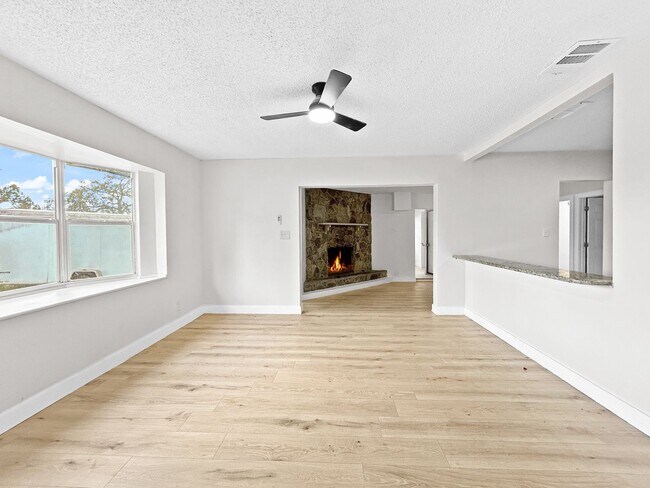 Building Photo - SECTION 8 ACCEPTED! Spacious Updated Home in St. Petersburg with a Large Backyard - 4bed | 2bed