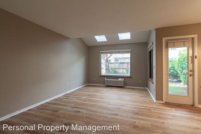 Building Photo - 2 br, 2.5 bath House - 7816 NE Loowit Loop...