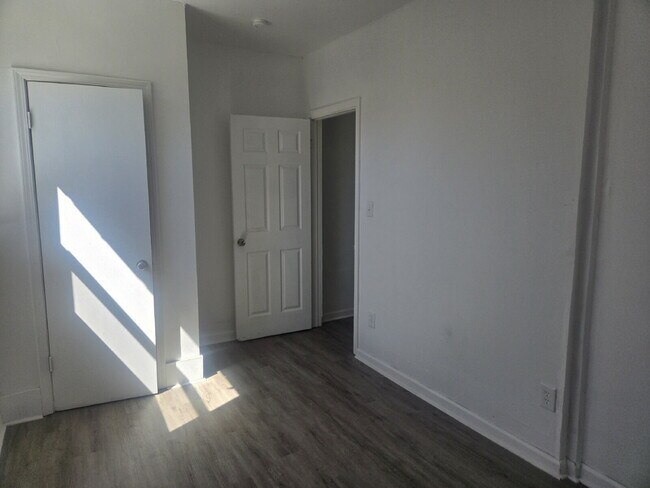 Building Photo - "Charming 2-Bed Retreat in Louisville - Cozy 700 Sq Ft at Vermont Ave!"