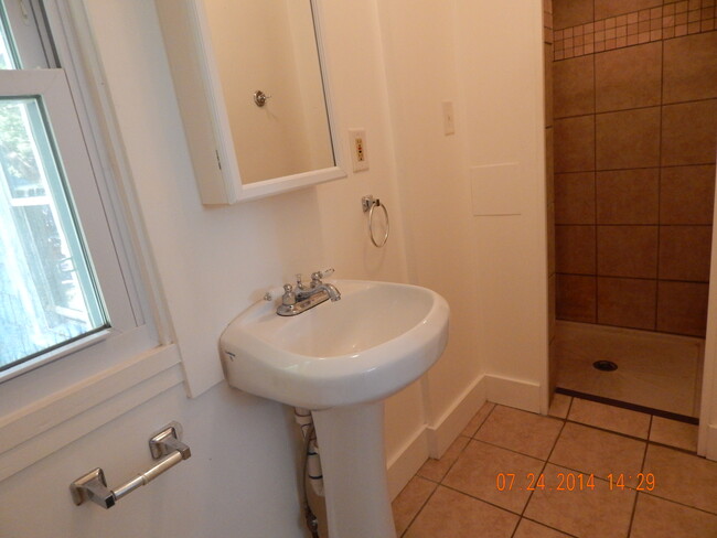 Awesome 1 bdroom with dishwasher, washer/dryer and tiled kitchen and bath. - 415 W Frederick Ave