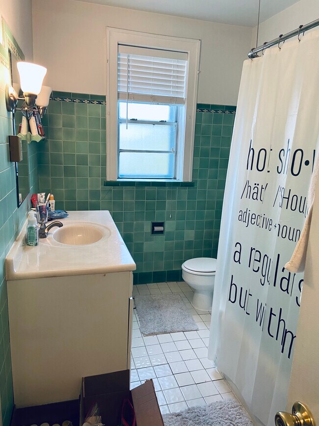 Bathroom - 444 S Hanley Rd