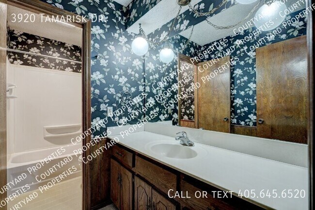 Building Photo - 3920 Tamarisk Dr