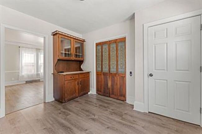 Building Photo - VIDEOTOUR: Gorgeous Victorian 4-bedroom home with Huge Garage! PETS WELCOME