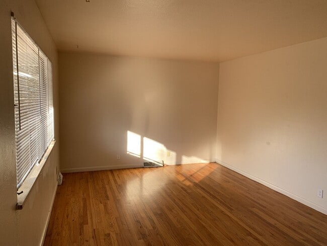 Building Photo - STUDENTS WELCOME! Spacious 5 Bed 2 Bath Ranch Home