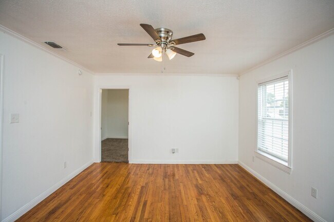 Building Photo - Move-In Ready! Stunning Home with Modern U...
