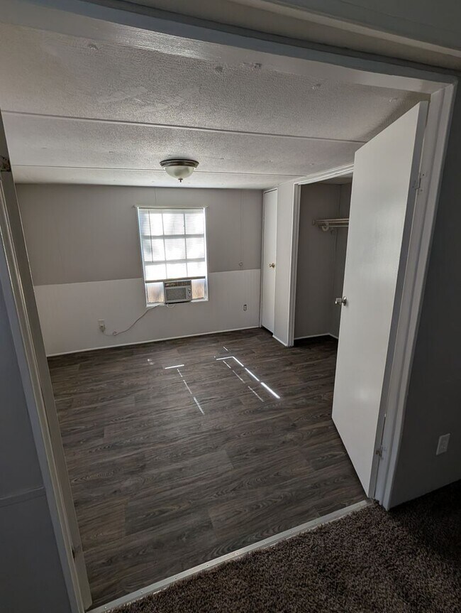 Building Photo - Lovely Home is Quiet Southwest Jacksonville Neighborhood