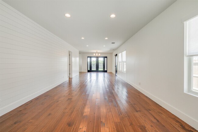 Building Photo - 1512 W 21st St