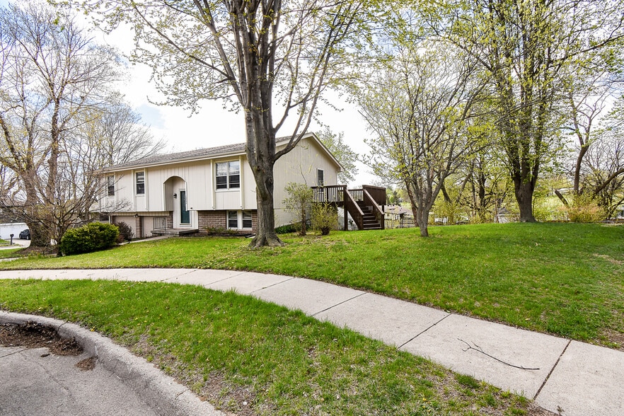 Building Photo - 10205 T Cir