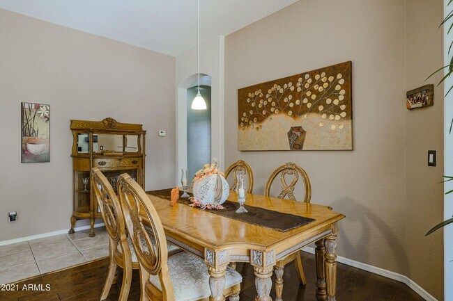 Building Photo - Gorgeous fully upgraded single level 4 bed home with private pool in North Peoria