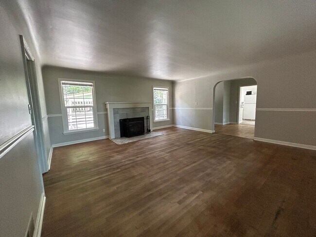 Building Photo - 2 Bed, 1.5 Bath Home with Basement and Sunroom