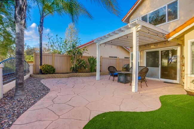 Building Photo - Beautiful, spacious 3 bedroom 2.5 bath hom...