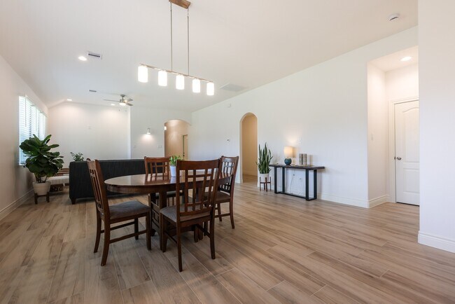 Building Photo - 2303 Cunningham Dr
