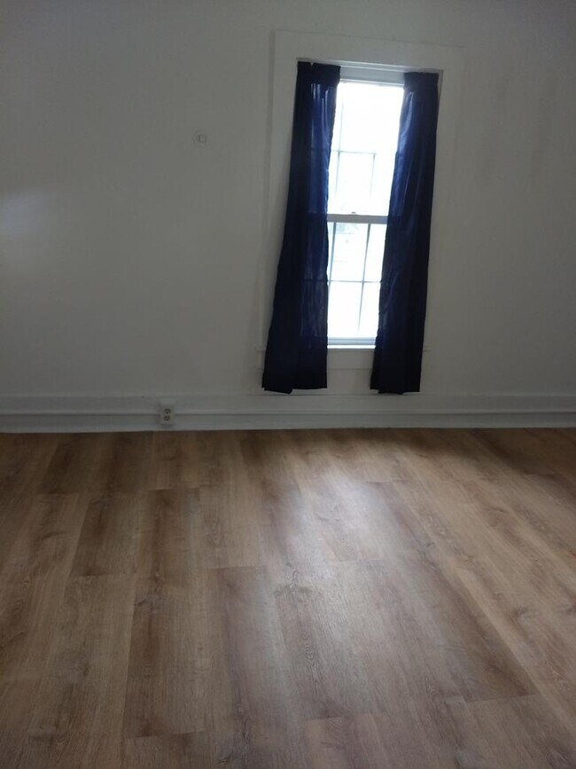 Building Photo - 118-120 W 6th St