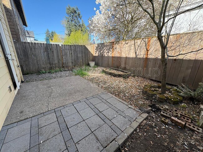 Building Photo - 210 NW Connell Ave