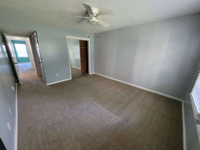 Building Photo - 2 Bedroom Condo Near Chicks Beach!