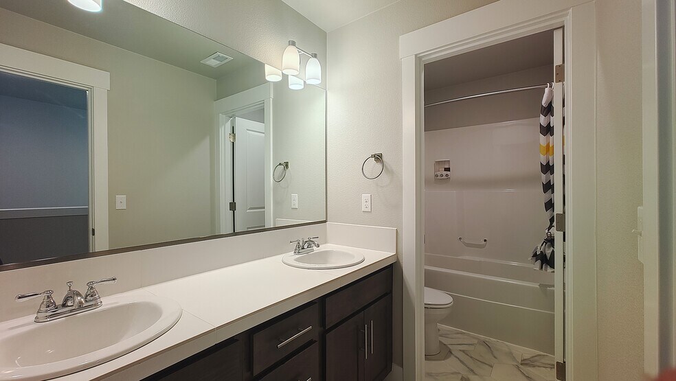 Building Photo - 17542 SW Sunview Ln