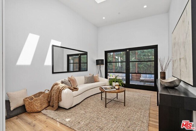 Building Photo - 5922 Oakdale Ave